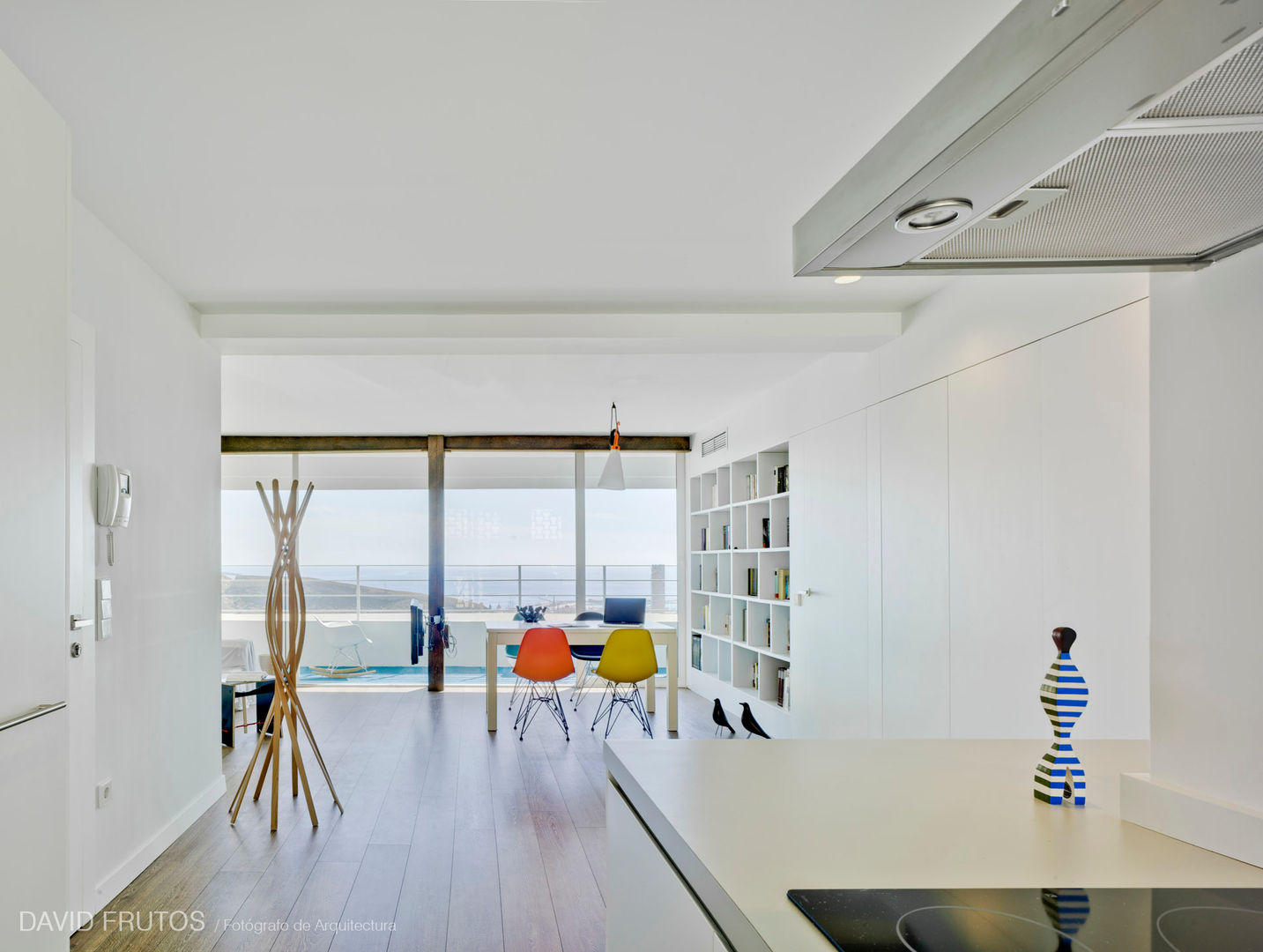 Un Pequeño piso en Alicante con Terraza y una vista al mar ¡espectacular!, FLAP STUDIO FLAP STUDIO Casas estilo moderno: ideas, arquitectura e imágenes