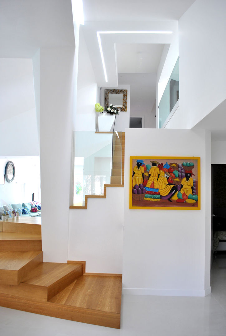 homify Modern Corridor, Hallway and Staircase