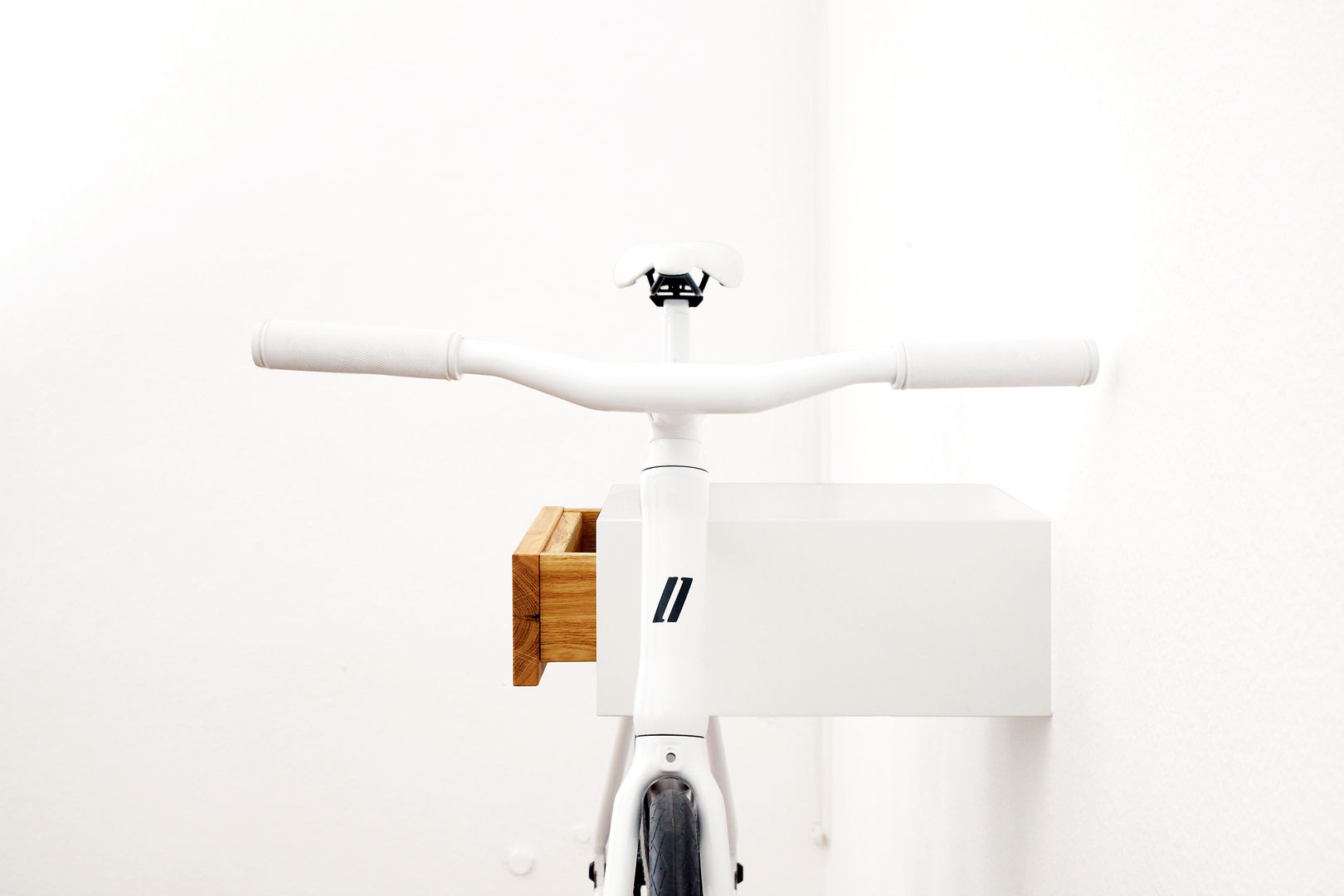 TÎAN – Weiss & Eiche, MIKILI – Bicycle Furniture MIKILI – Bicycle Furniture Livings de estilo moderno Iluminación
