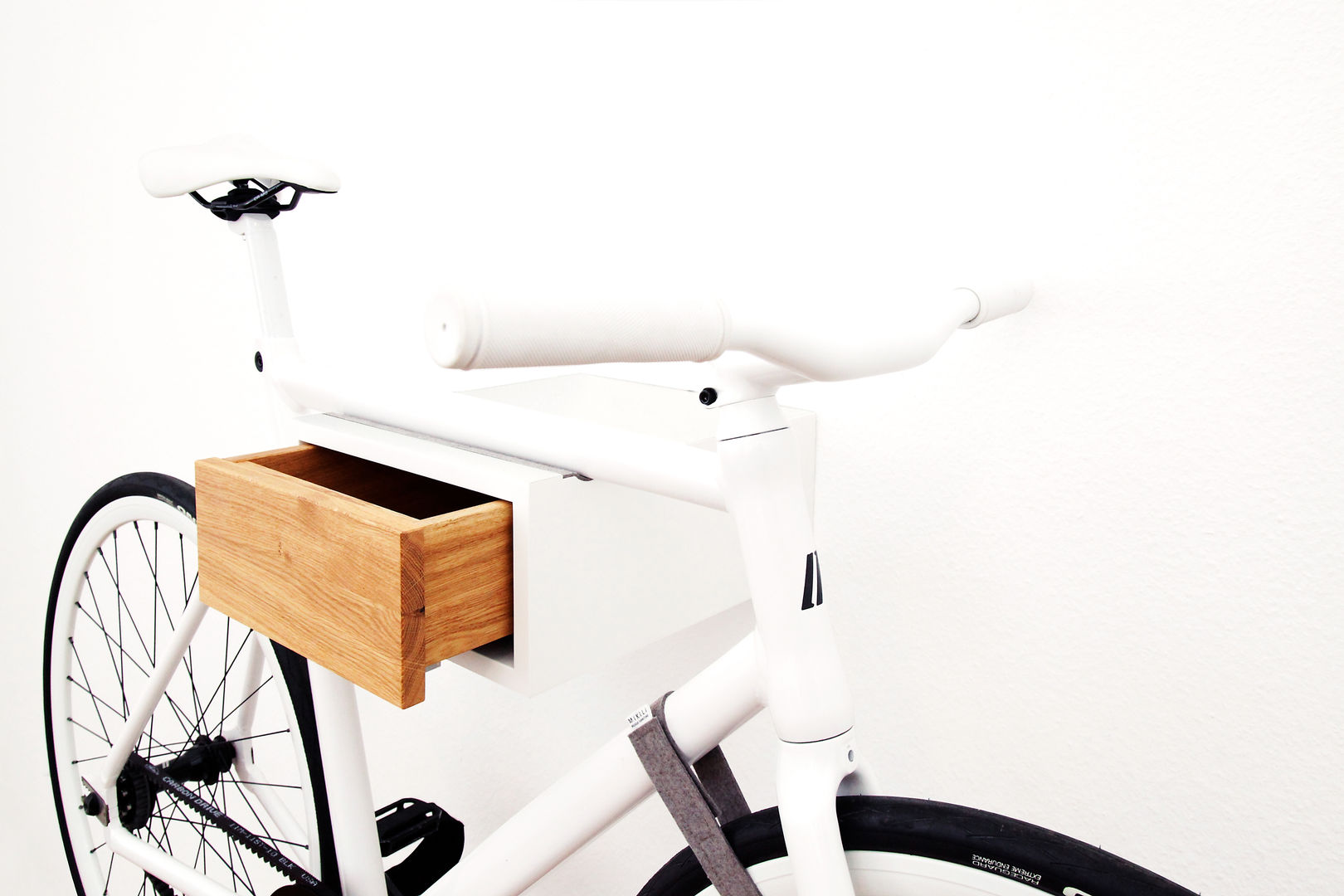 TÎAN – Weiss & Eiche, MIKILI – Bicycle Furniture MIKILI – Bicycle Furniture Salones modernos Iluminación