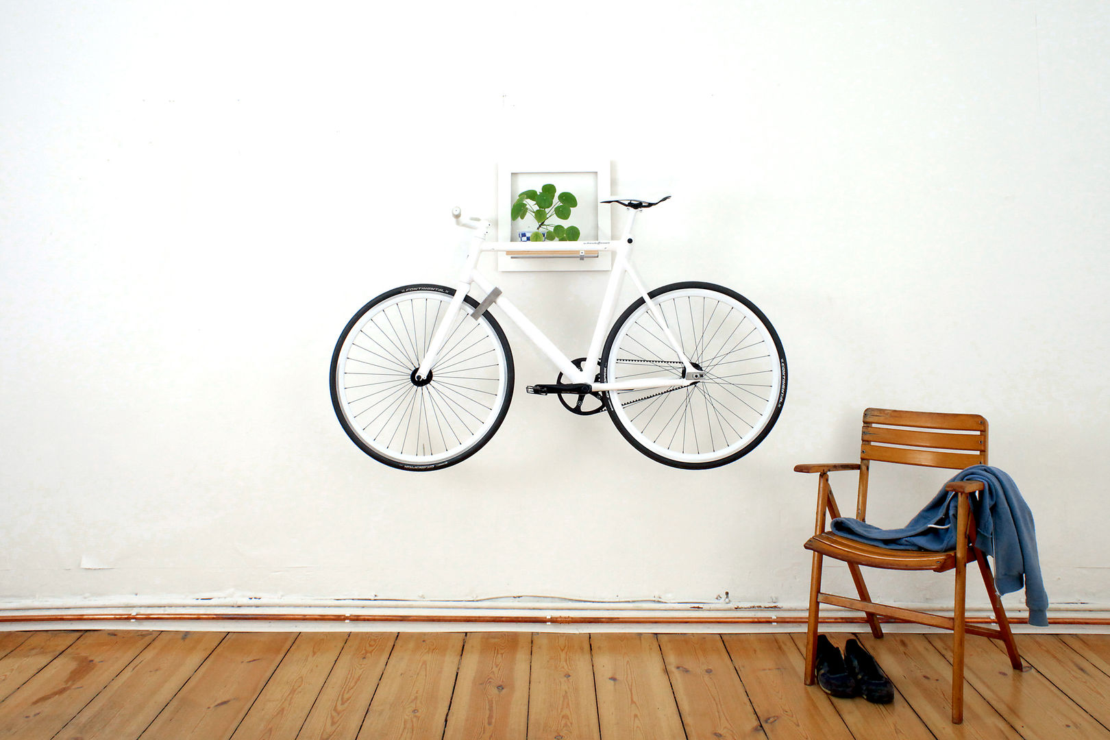 SLÎT – weiß, MIKILI – Bicycle Furniture MIKILI – Bicycle Furniture ミニマルデザインの リビング 棚