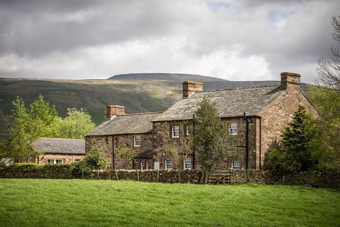 A Gorgeous and Secluded Farm House in the Eden Valley, Linda Joseph Kitchens & Interiors Linda Joseph Kitchens & Interiors الغرف