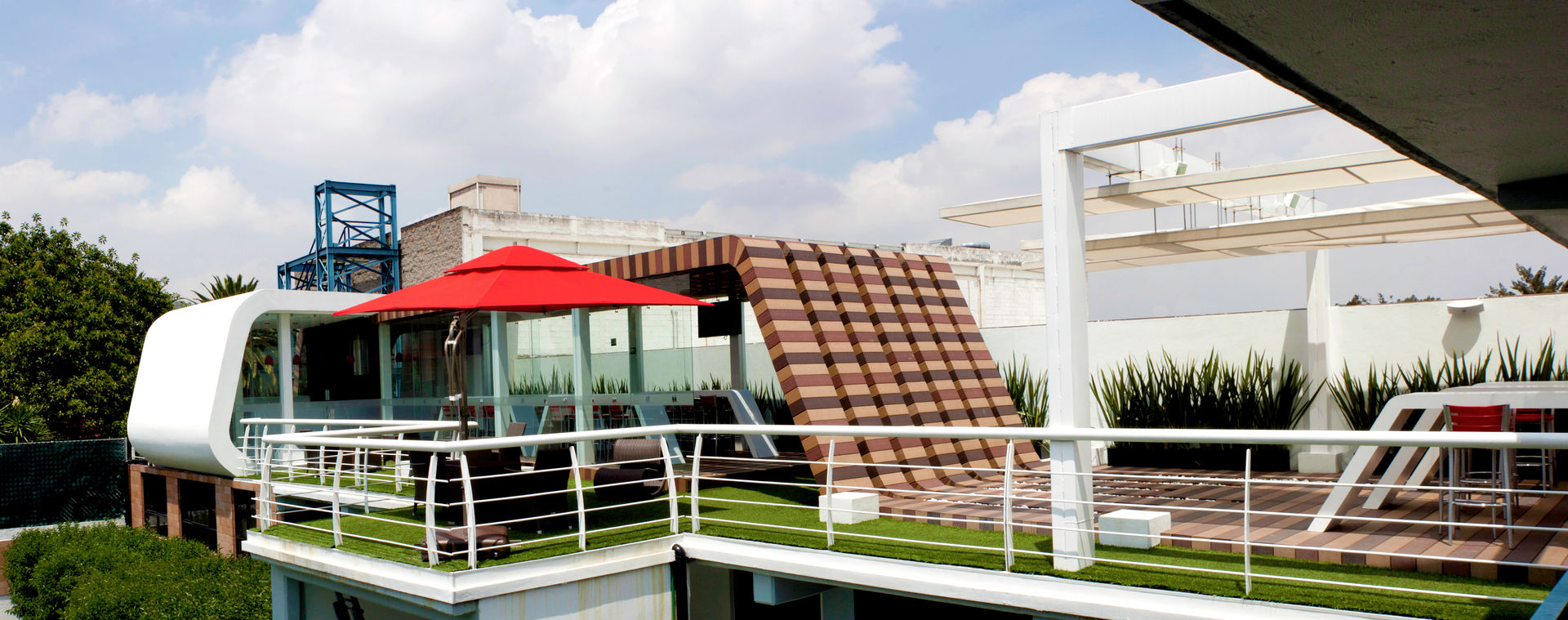 Cafe Azul y Rojo, Boutique de Arquitectura (Sonotectura + Refaccionaria) Boutique de Arquitectura (Sonotectura + Refaccionaria) Balcony, veranda & terrace