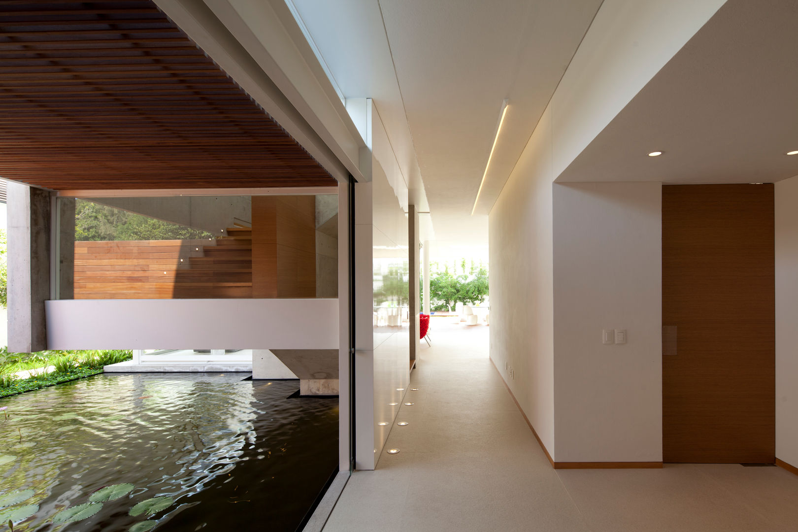 FF HOUSE, Hernandez Silva Arquitectos Hernandez Silva Arquitectos Modern corridor, hallway & stairs