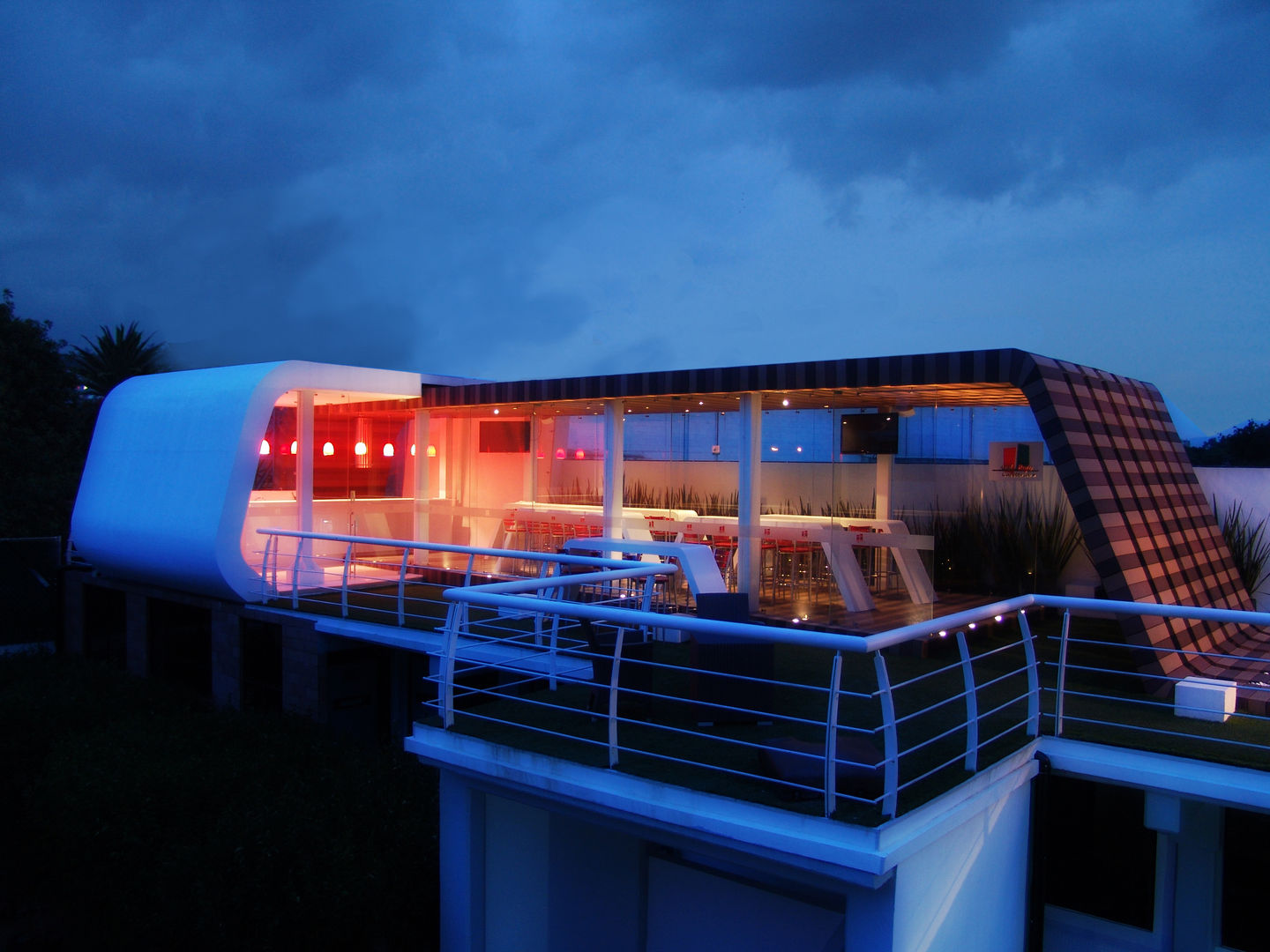 Cafe Azul y Rojo, Boutique de Arquitectura (Sonotectura + Refaccionaria) Boutique de Arquitectura (Sonotectura + Refaccionaria) Balcony, veranda & terrace