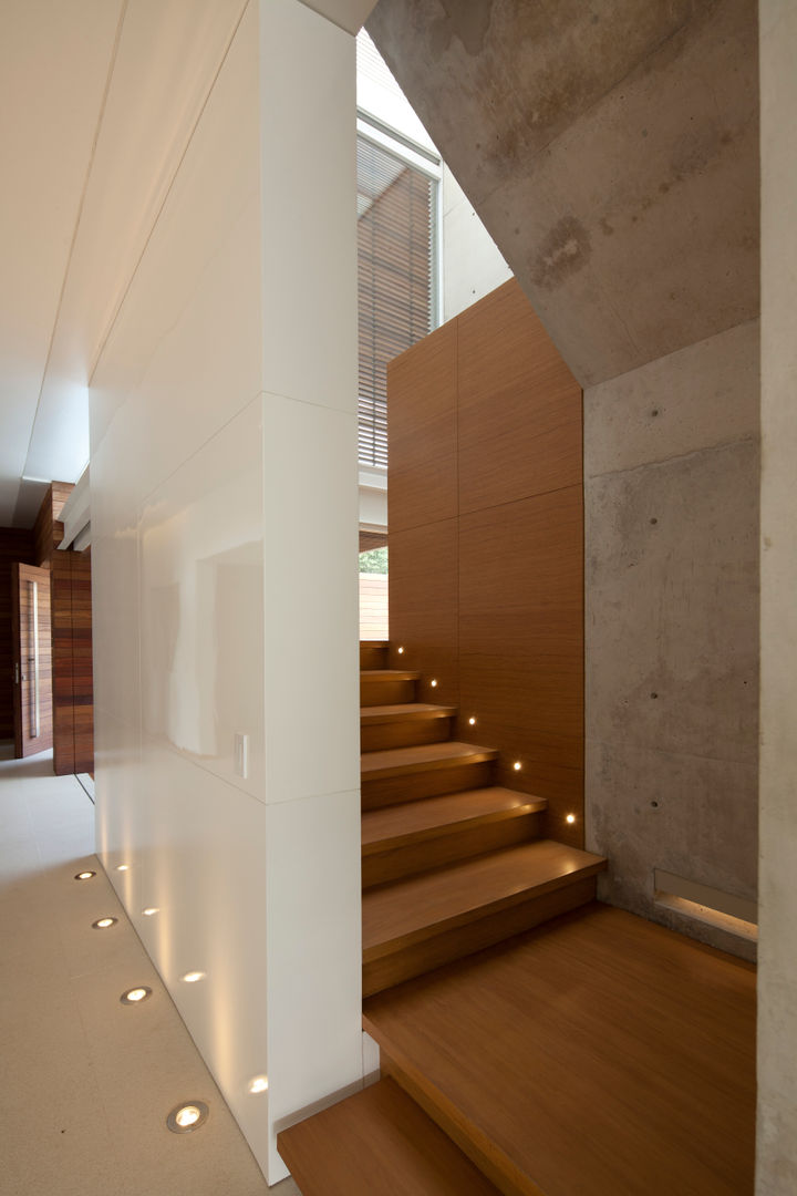 FF HOUSE, Hernandez Silva Arquitectos Hernandez Silva Arquitectos Modern corridor, hallway & stairs