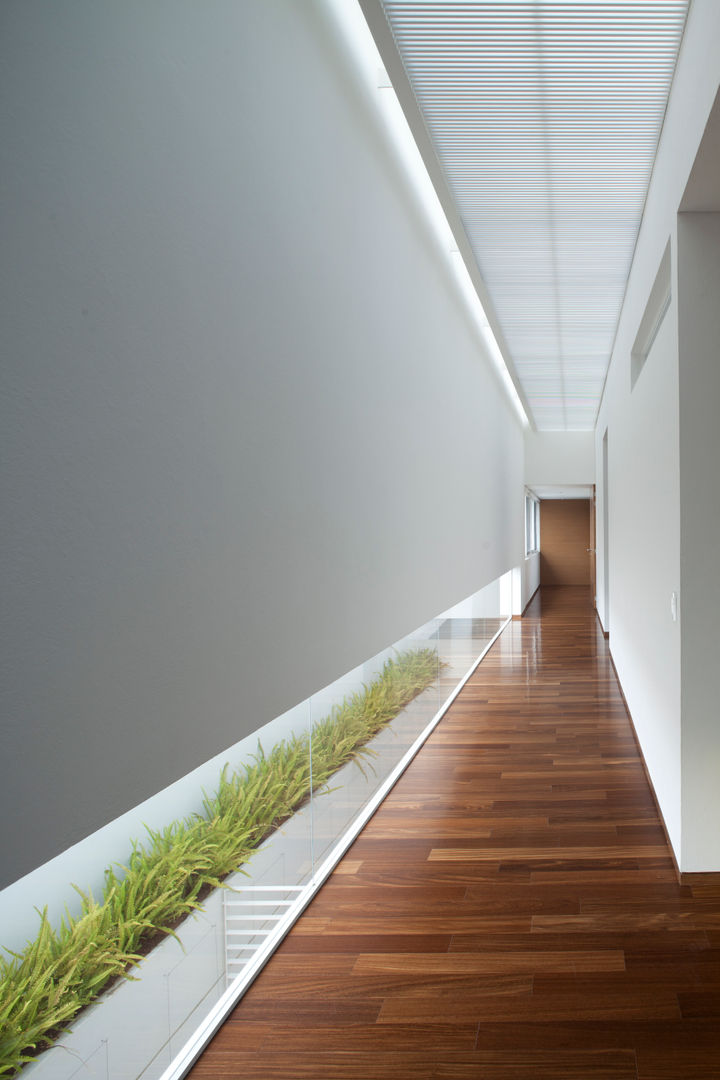 FF HOUSE, Hernandez Silva Arquitectos Hernandez Silva Arquitectos Modern corridor, hallway & stairs