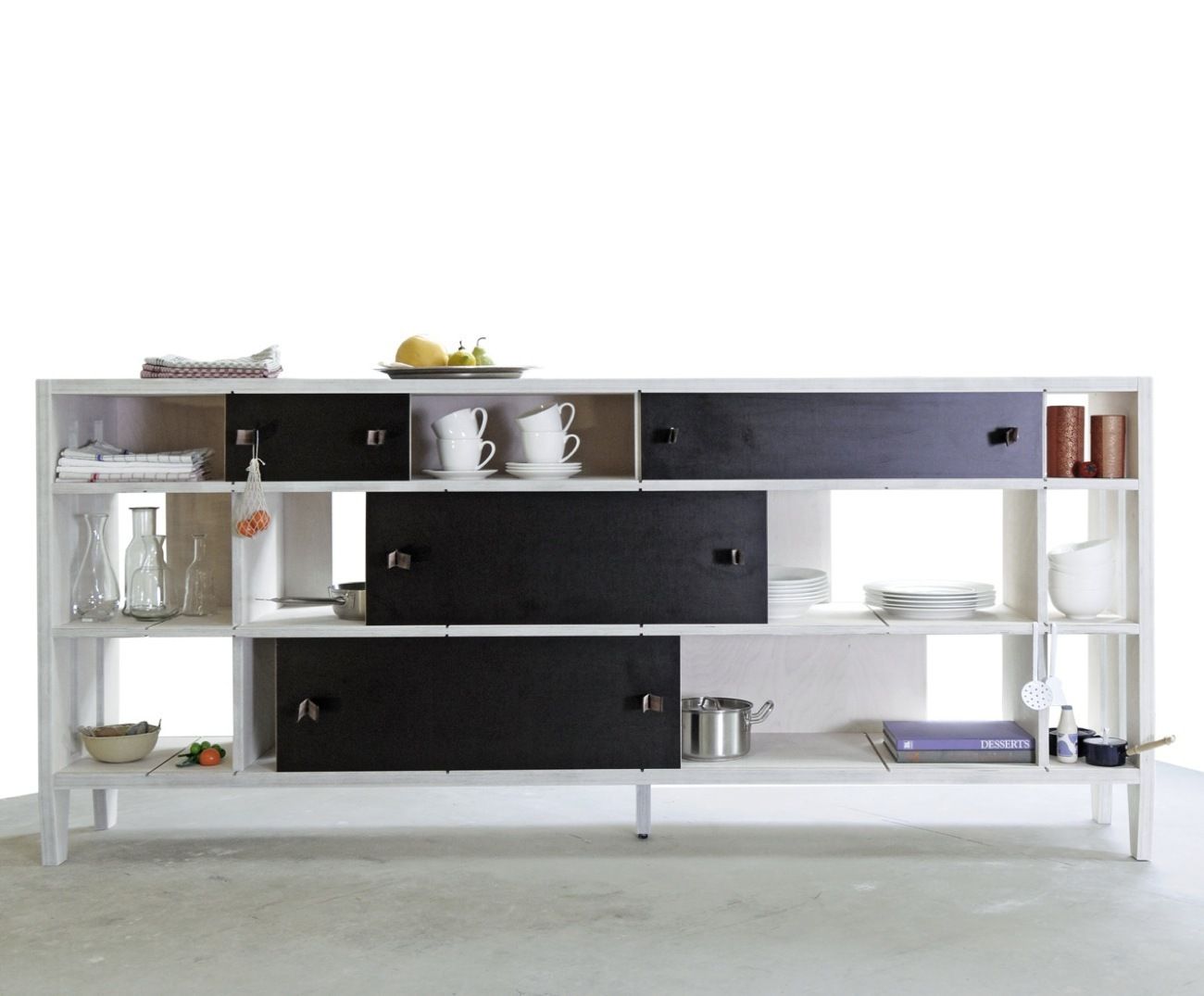 Sideboard HausimHaus/house in a house, andere raeume andere raeume ミニマルデザインの リビング カップボード＆サイドボード