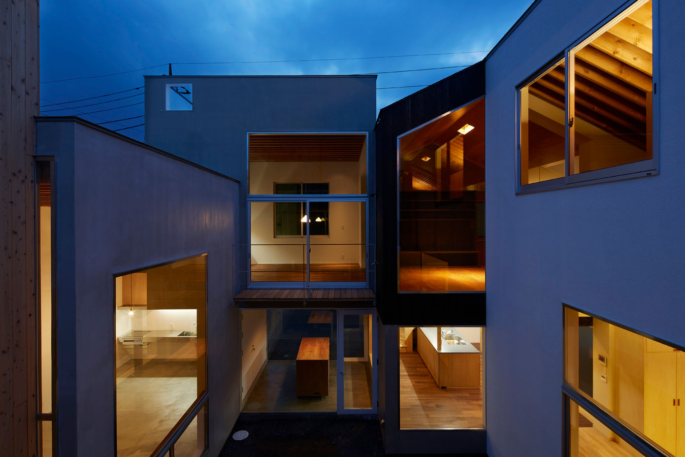 House in Sakuradai, 鈴木淳史建築設計事務所 鈴木淳史建築設計事務所 Casas de estilo ecléctico Vidrio