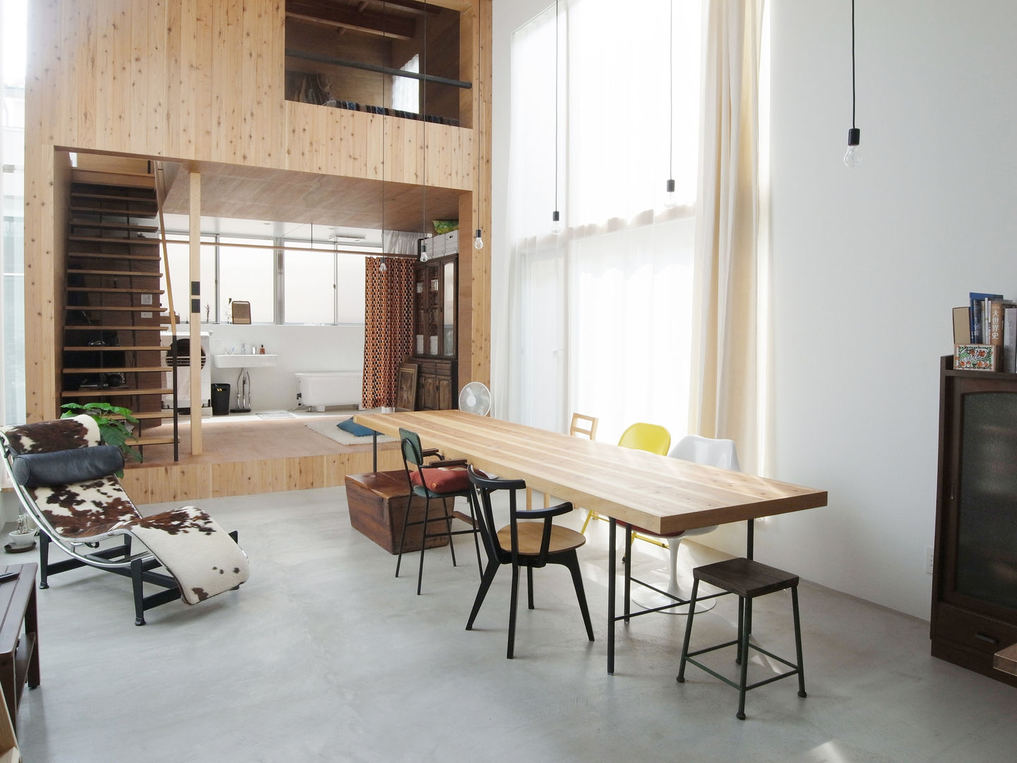 House in Sakuradai, 鈴木淳史建築設計事務所 鈴木淳史建築設計事務所 Living room لکڑی Wood effect Stools & chairs