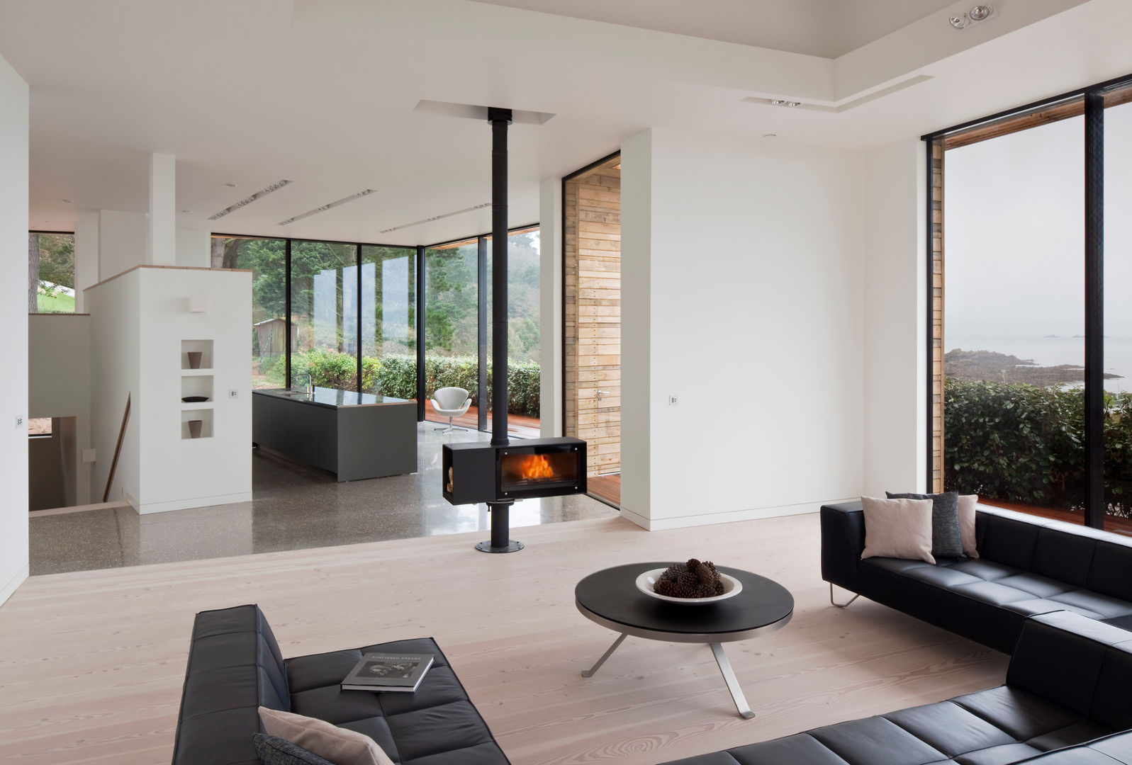 Le Portelet JAMIE FALLA 现代客厅設計點子、靈感 & 圖片