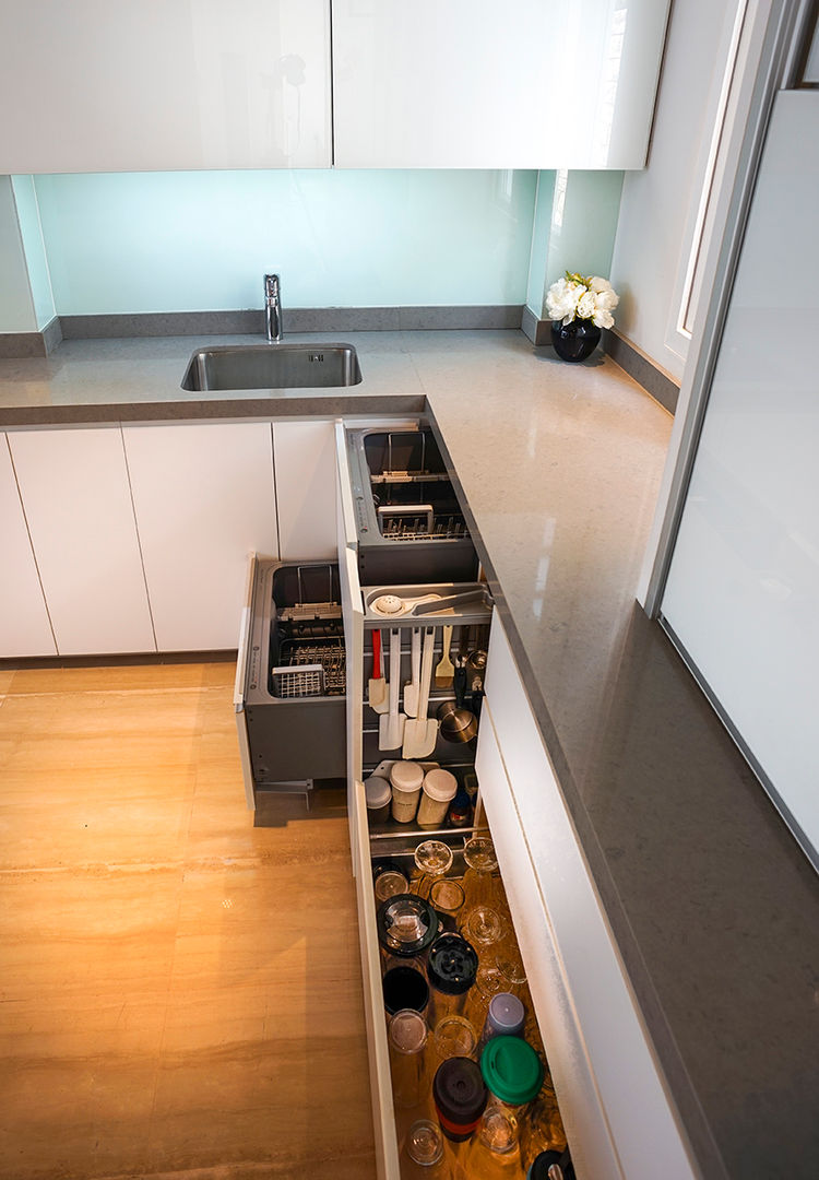 Kitchen at Senette Avenue homify Modern kitchen Cabinets & shelves