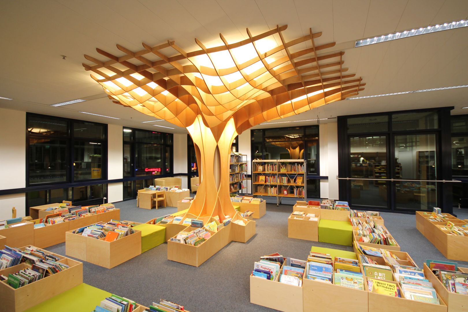 Baumstütze Stadtbibliothek Saarbrücken, form.bar form.bar Study/office Engineered Wood Transparent