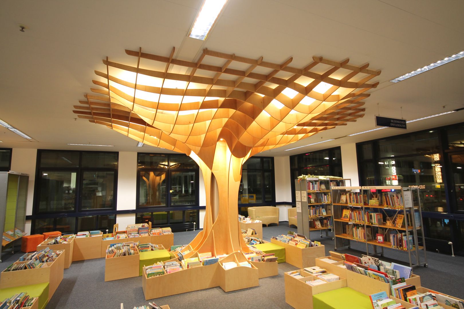 Baumstütze Stadtbibliothek Saarbrücken, form.bar form.bar Study/office Engineered Wood Transparent