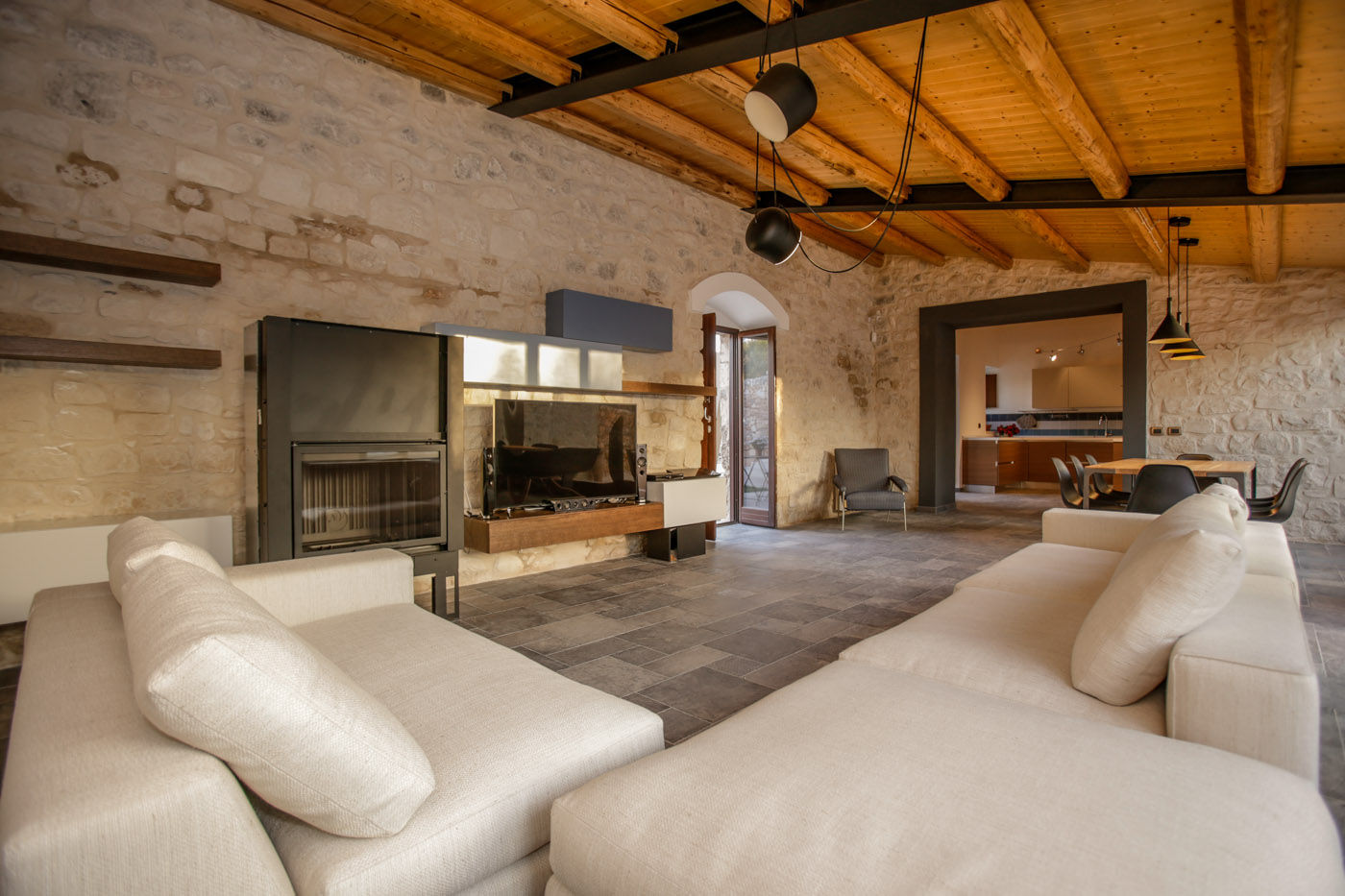 Casa Salina: Un antico caseggiato rurale risalente alla fine dell'800, Viviana Pitrolo architetto Viviana Pitrolo architetto Living room