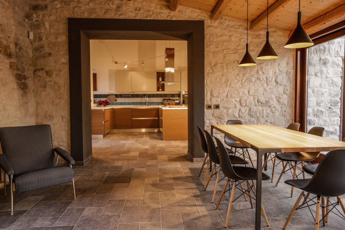 Casa Salina: Un antico caseggiato rurale risalente alla fine dell'800, Viviana Pitrolo architetto Viviana Pitrolo architetto Salas de estilo rural