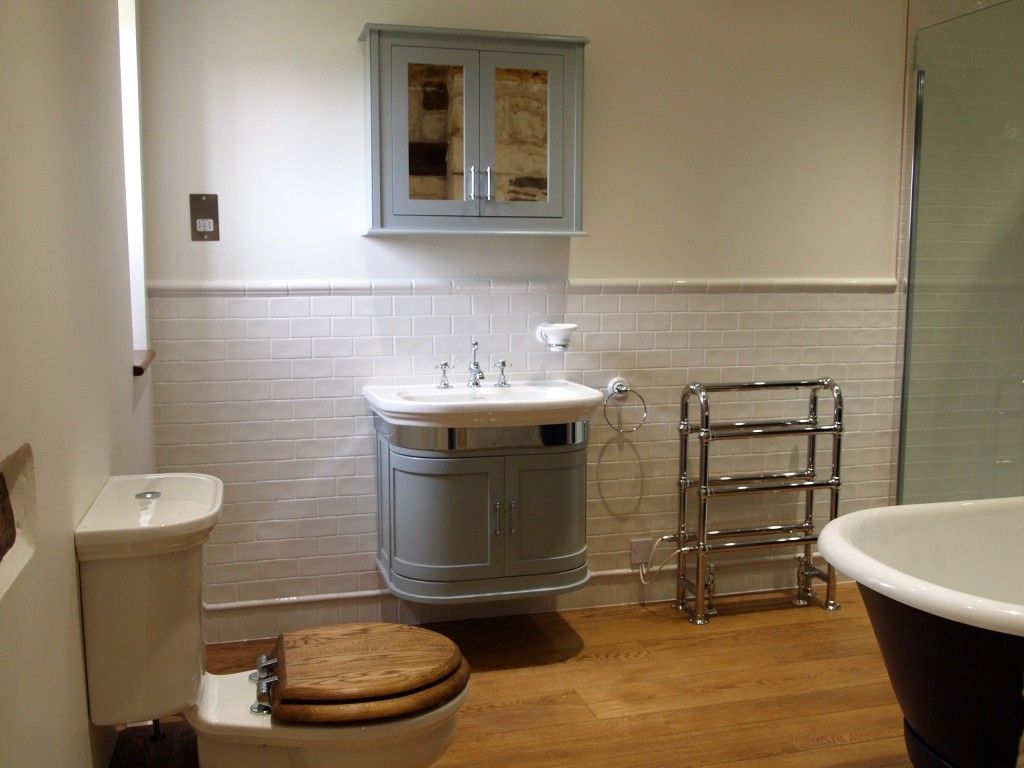 homify Classic style bathroom