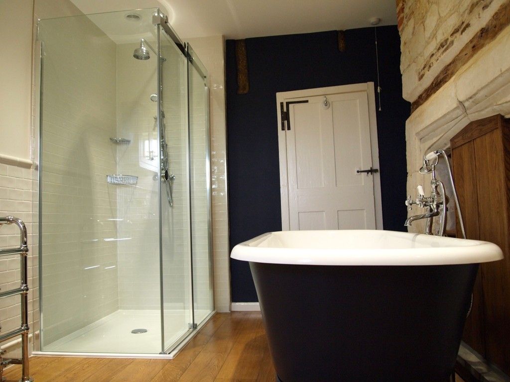 homify Classic style bathroom