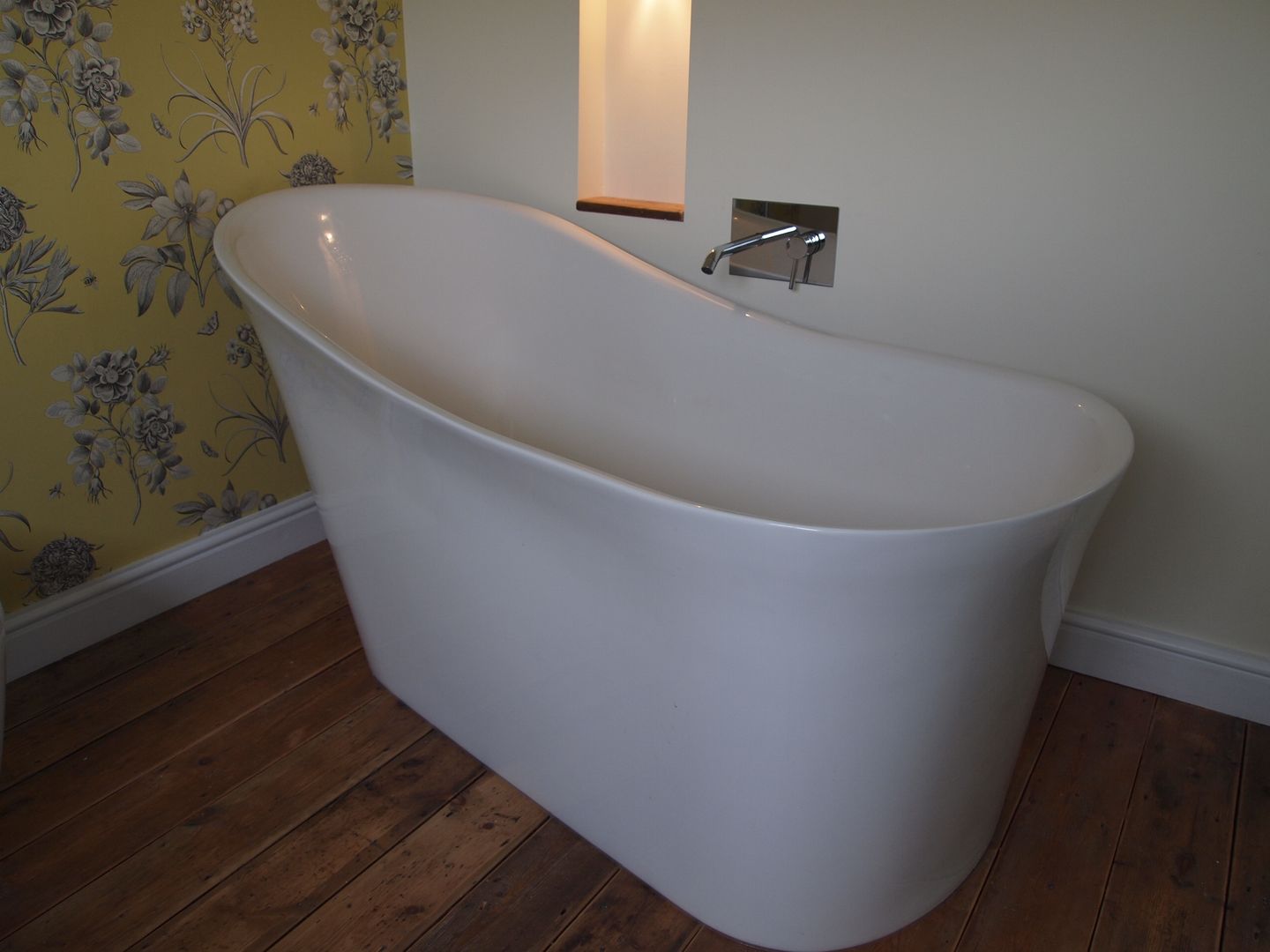 homify Bathroom Bathtubs & showers