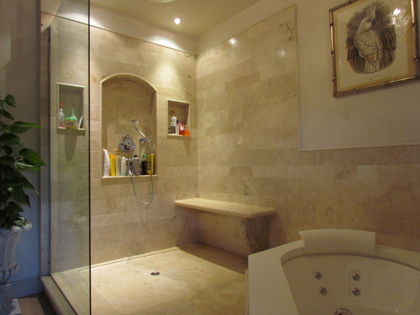 A villa totally furnished by Garden House Lazzerini, Garden House Lazzerini Garden House Lazzerini Classic style bathroom Bathtubs & showers