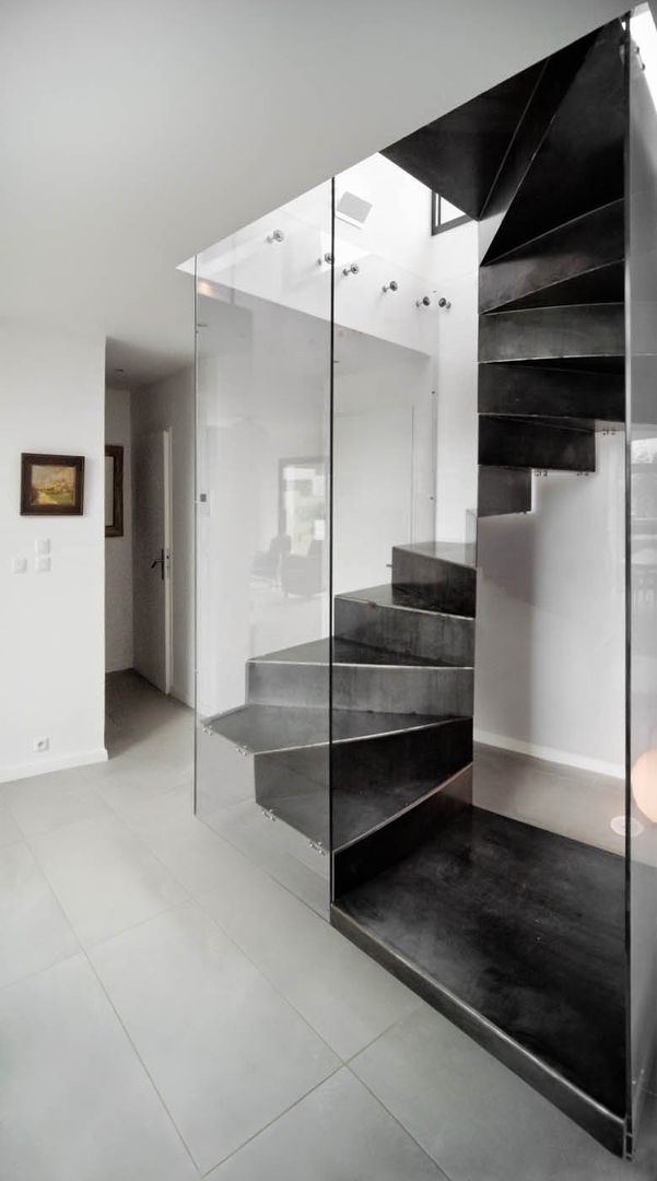 Escalier BOX PLEXI, Atelier MaDe Atelier MaDe Minimalist corridor, hallway & stairs