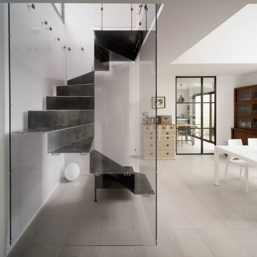 Escalier BOX PLEXI, Atelier MaDe Atelier MaDe Minimalist corridor, hallway & stairs