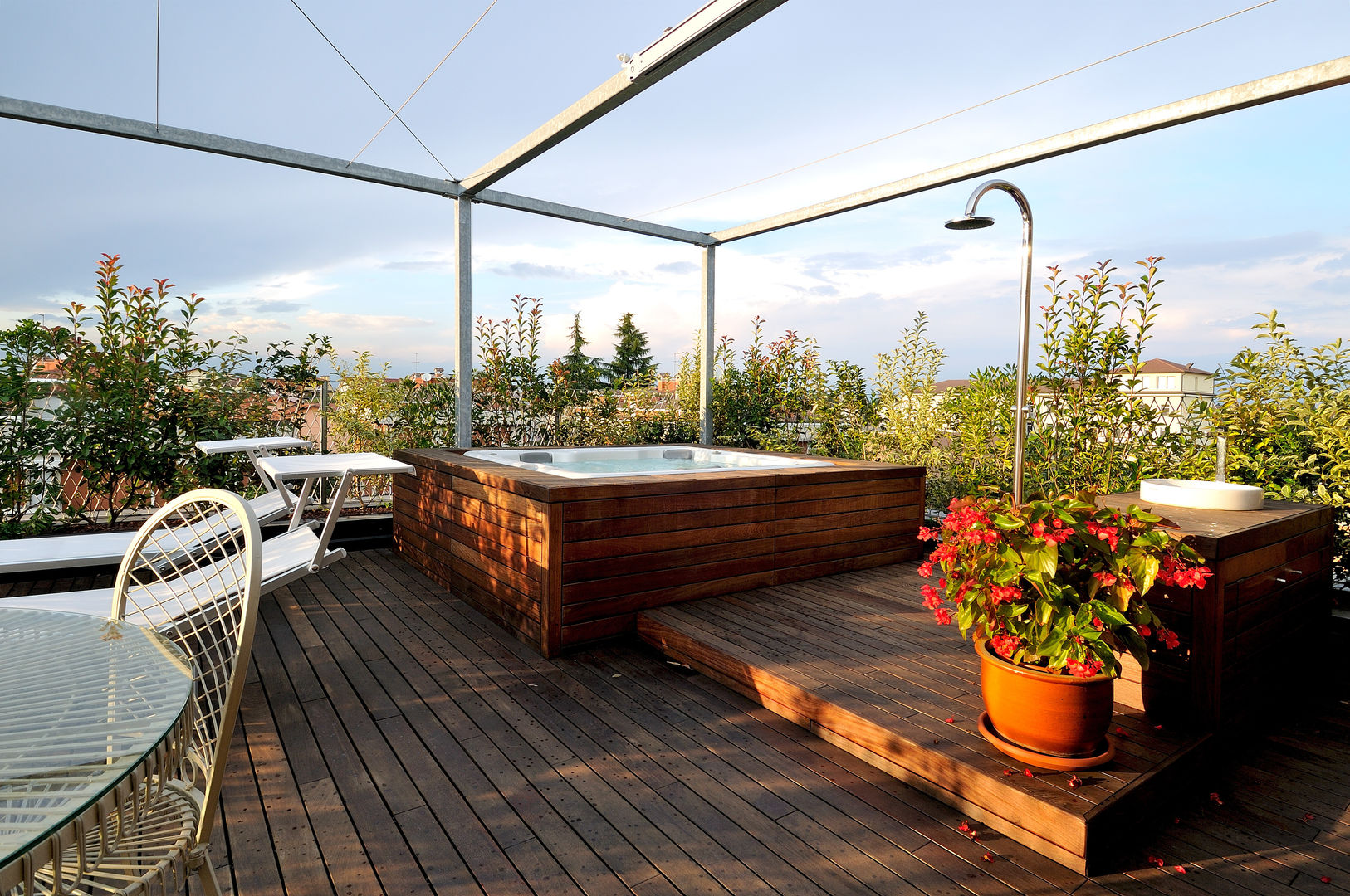 +studi: terrazza con spa attico L+S +studi Giardino interno Paesaggio d'interni