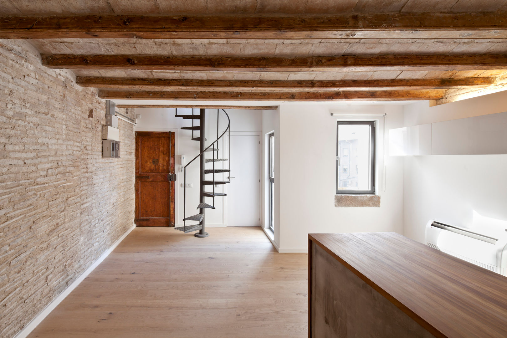 FLAT FOR A PHOTOGRAPHER, Alex Gasca, architects. Alex Gasca, architects. Mediterranean corridor, hallway & stairs