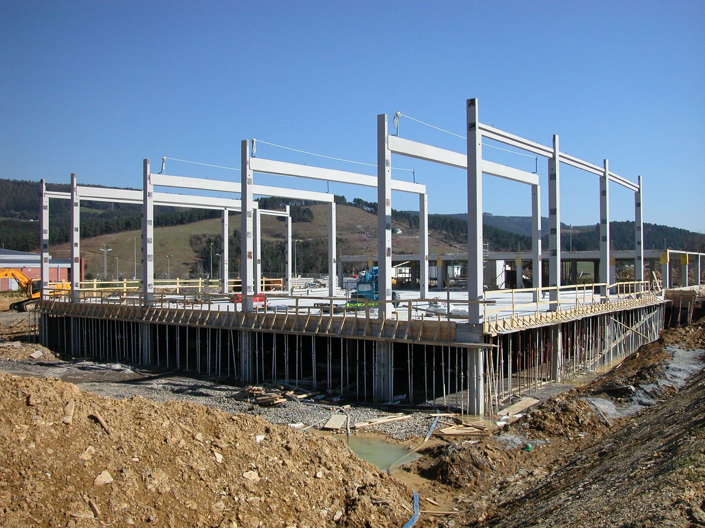 Edificio de oficinas y almacén llave en mano. Año 2005, arquitectura & diseño mobilarte, s.a. arquitectura & diseño mobilarte, s.a. Espaços comerciais Lojas e espaços comerciais