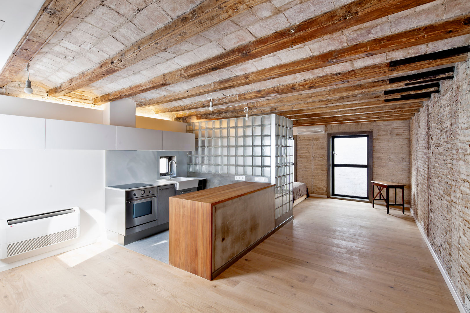 FLAT FOR A PHOTOGRAPHER, Alex Gasca, architects. Alex Gasca, architects. Mediterrane keukens