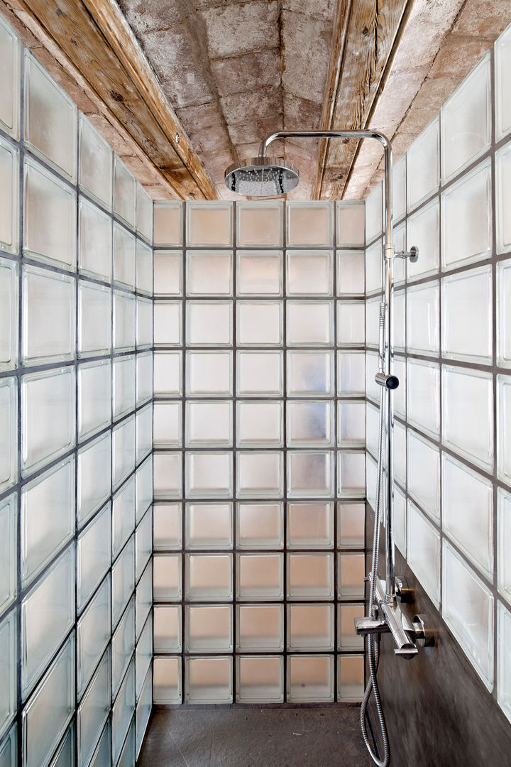 FLAT FOR A PHOTOGRAPHER, Alex Gasca, architects. Alex Gasca, architects. Akdeniz Banyo