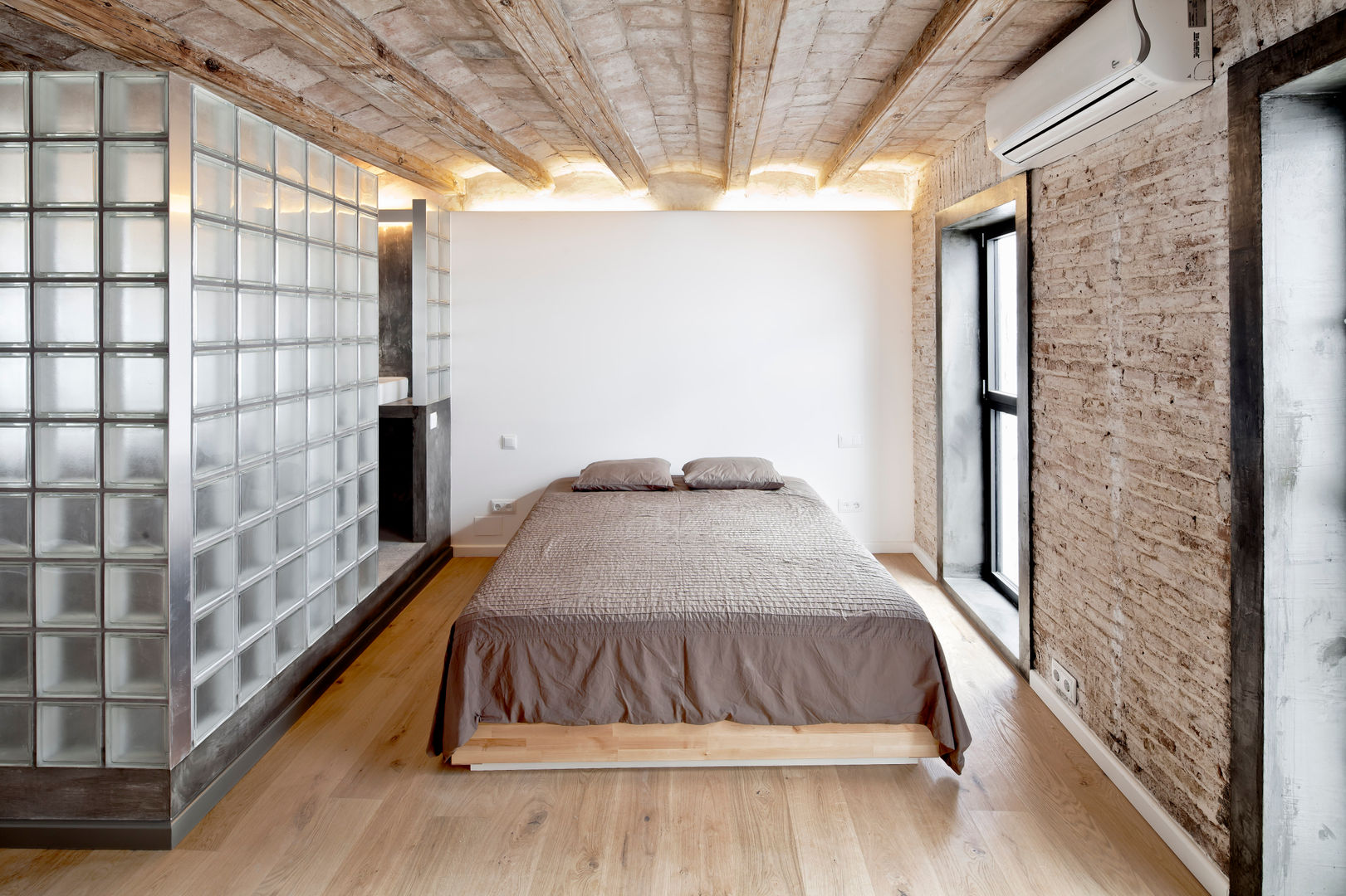 FLAT FOR A PHOTOGRAPHER, Alex Gasca, architects. Alex Gasca, architects. Mediterrane Schlafzimmer