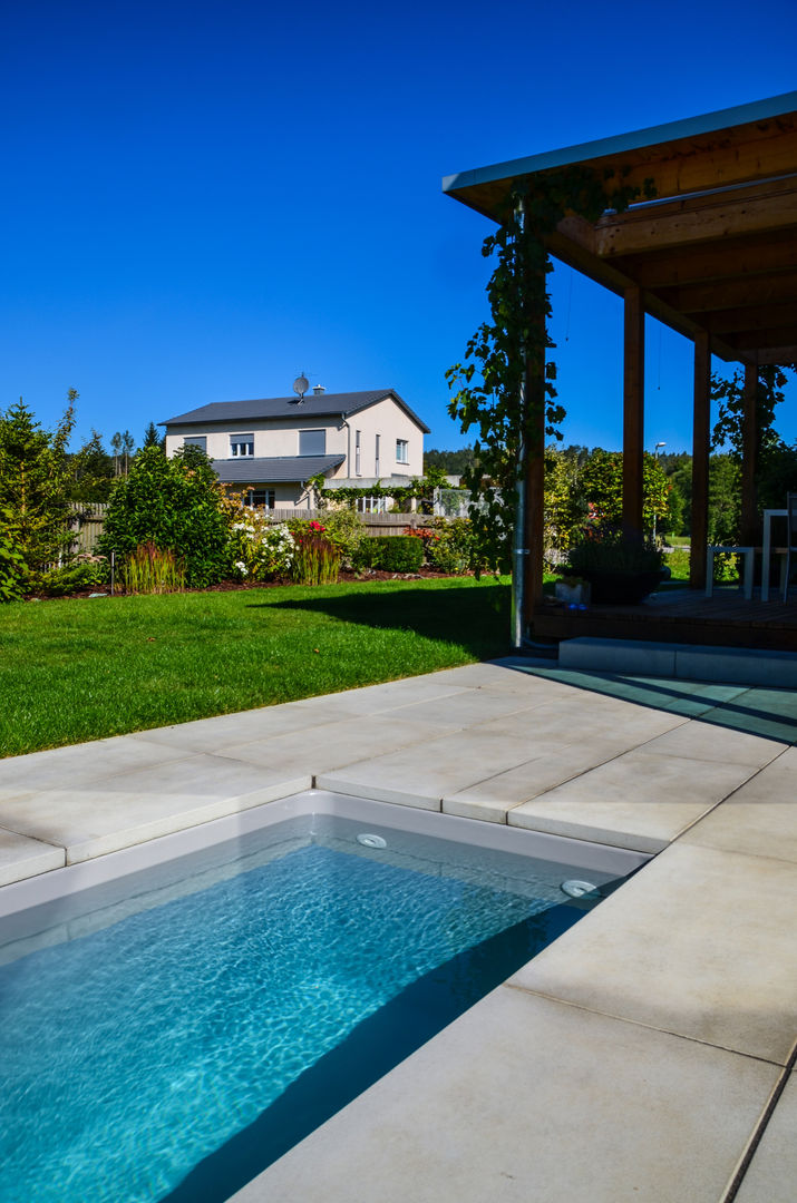 Meersalzwasser-Tauchbecken: Minipool mit Wow-Effekt, design@garten GmbH & Co. KG design@garten GmbH & Co. KG Minimalist style garden Swim baths & ponds