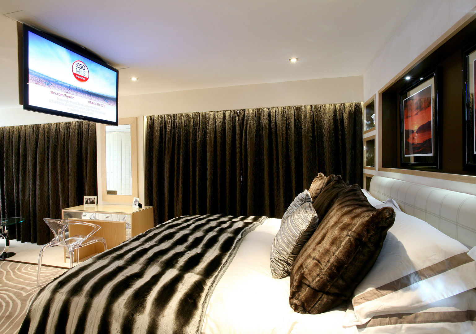 Master Bedroom - TV down: modern by Angel Martin Interiors, Modern