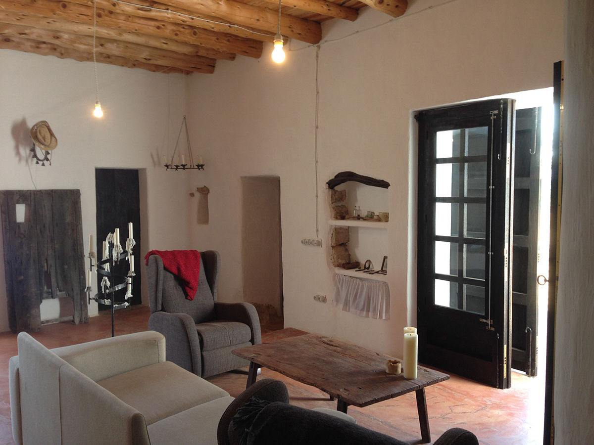 Reforma y ampliación de Casa Payesa en Ibiza Ivan Torres Architects Salas de estilo rústico