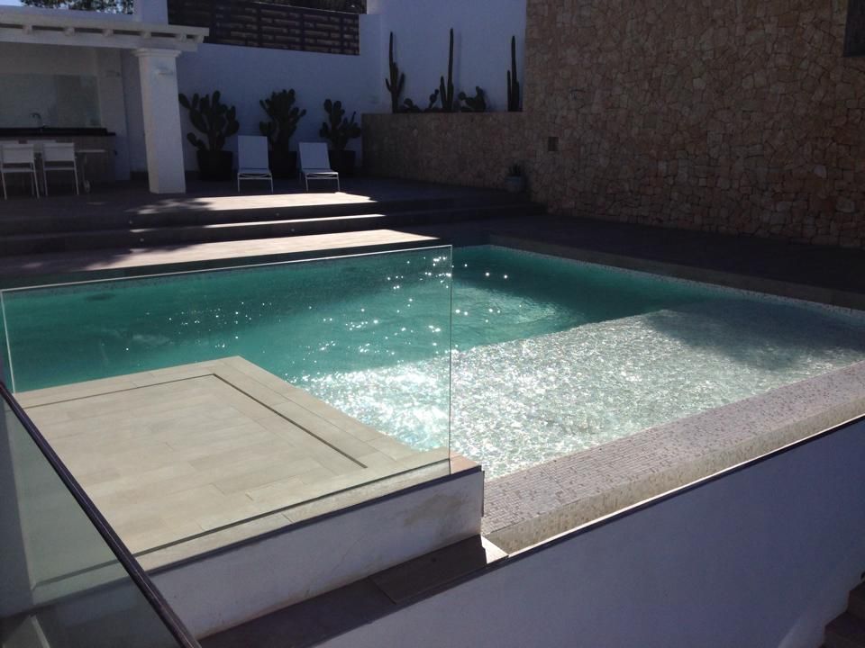 Reforma y ampliación de una vivienda unifamiliar en Ibiza, Ivan Torres Architects Ivan Torres Architects Modern pool