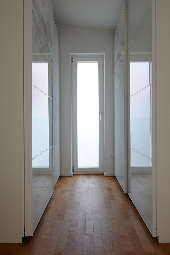 Einfamilienhaus mit Einliegerwohnung in Freising, Herzog-Architektur Herzog-Architektur Modern dressing room