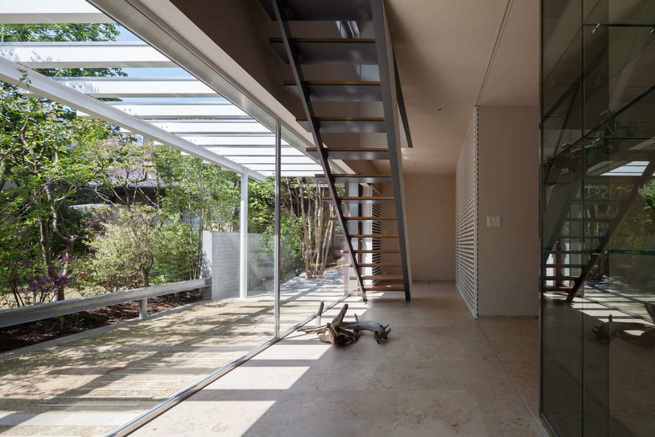 House for green,breeze and light, Yaita and Associaes Yaita and Associaes モダンスタイルの 玄関&廊下&階段