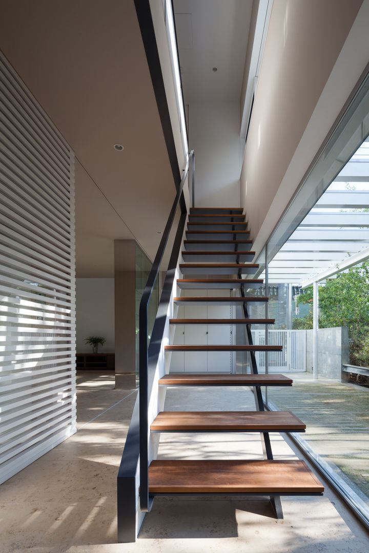 House for green,breeze and light Yaita and Associaes Modern corridor, hallway & stairs