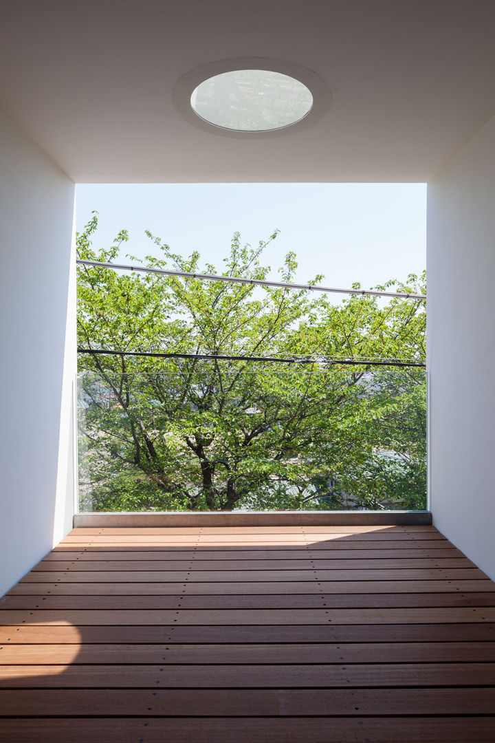 ​House for green,breeze and light Yaita and Associaes モダンデザインの テラス