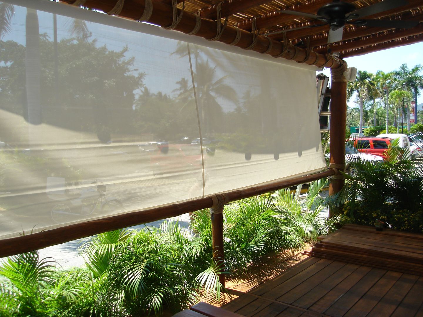 ​Toldo de caída vertical Arquiindeco Balcones y terrazas de estilo moderno