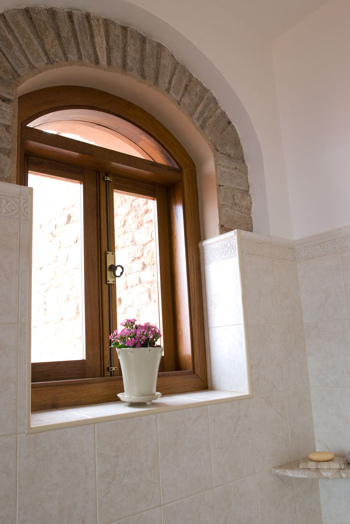 Casa Toscana em Serra Negra, Tikkanen arquitetura Tikkanen arquitetura Bathroom