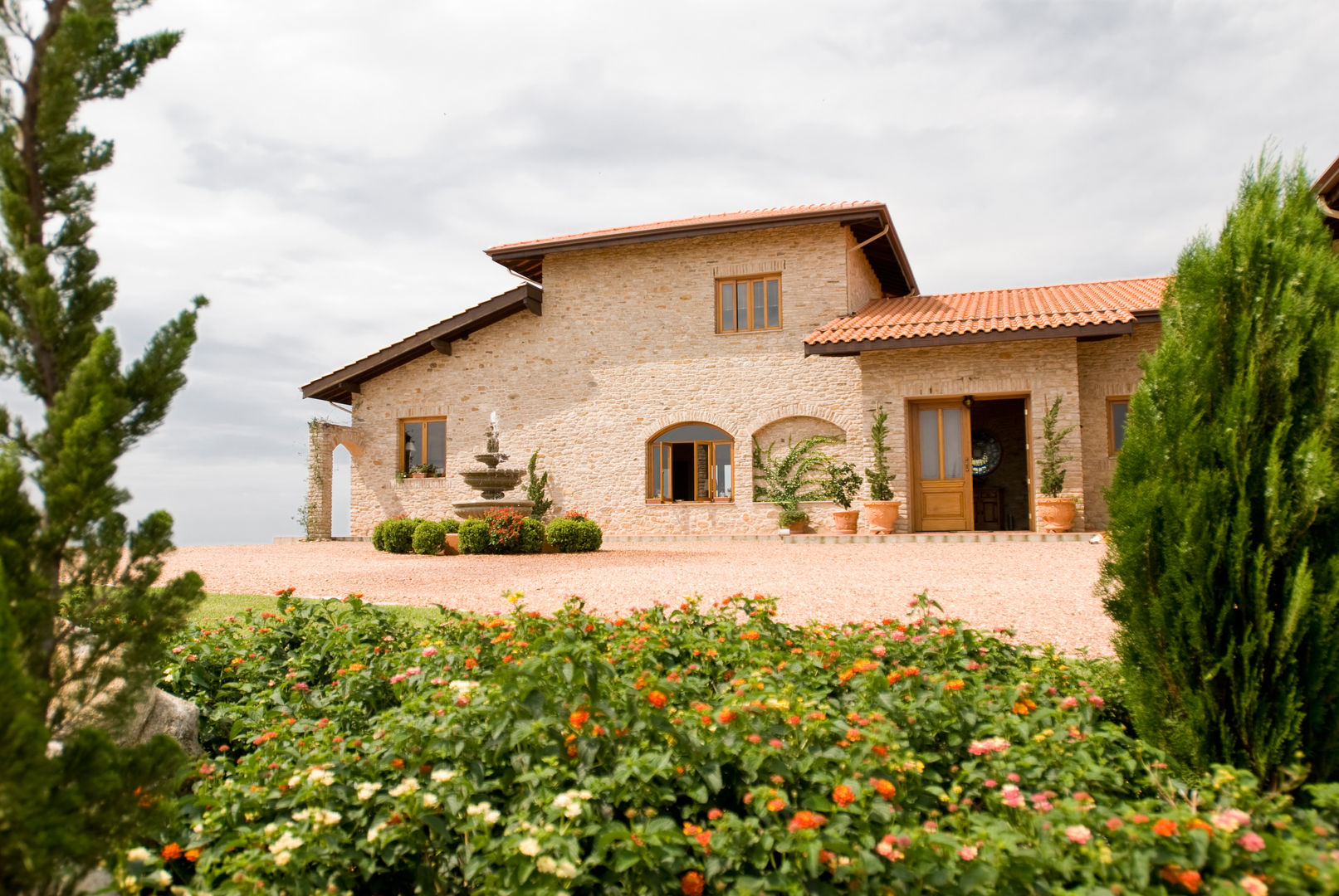 Casa Toscana em Serra Negra, Tikkanen arquitetura Tikkanen arquitetura カントリーな 家