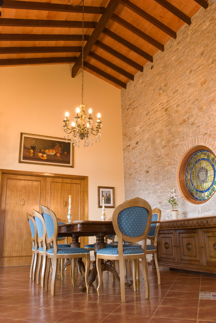 Casa Toscana em Serra Negra, Tikkanen arquitetura Tikkanen arquitetura Country style dining room