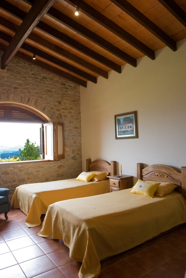 Casa Toscana em Serra Negra, Tikkanen arquitetura Tikkanen arquitetura Schlafzimmer im Landhausstil