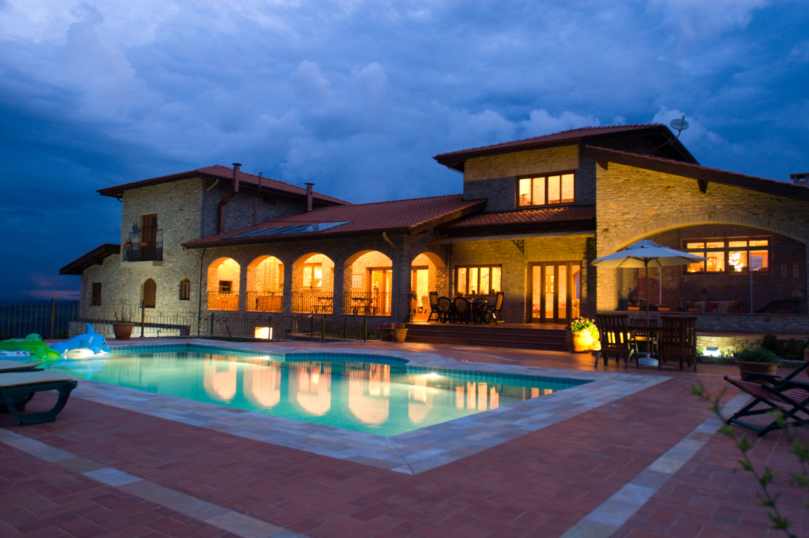 Casa Toscana em Serra Negra, Tikkanen arquitetura Tikkanen arquitetura Rumah Gaya Country