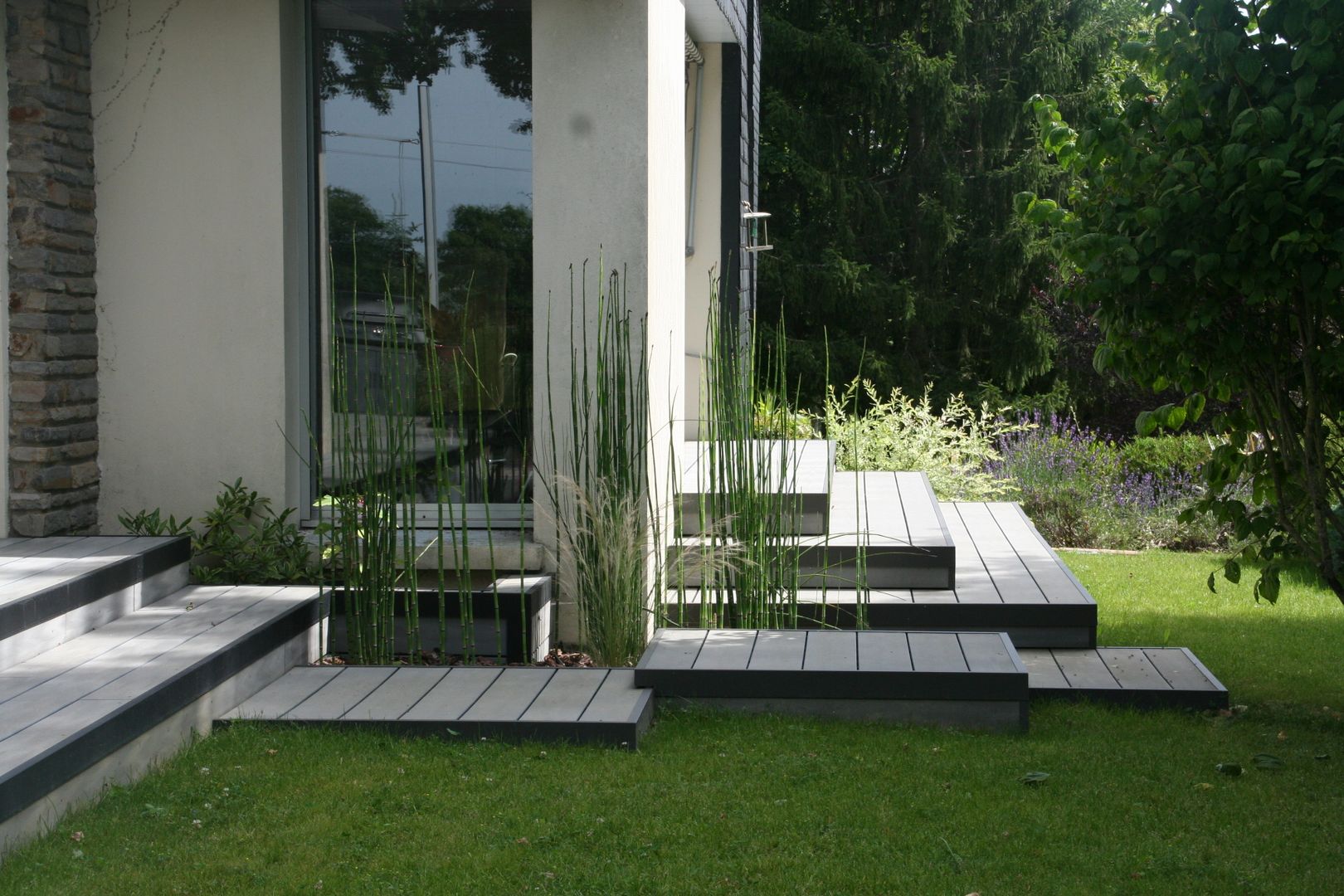 Aménagement d'une terrasse en bois composite gris, EURL OLIVIER DUBOIS EURL OLIVIER DUBOIS Giardino moderno