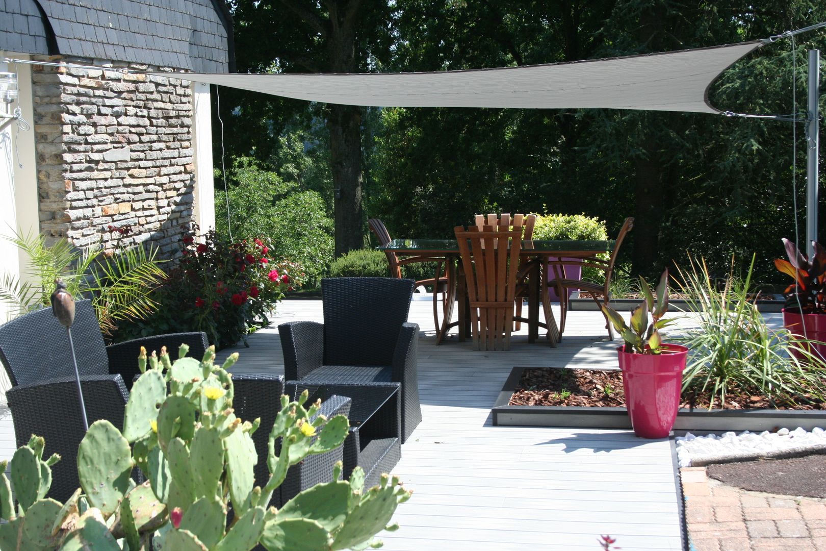 Aménagement d'une terrasse en bois composite gris, EURL OLIVIER DUBOIS EURL OLIVIER DUBOIS Modern Garden