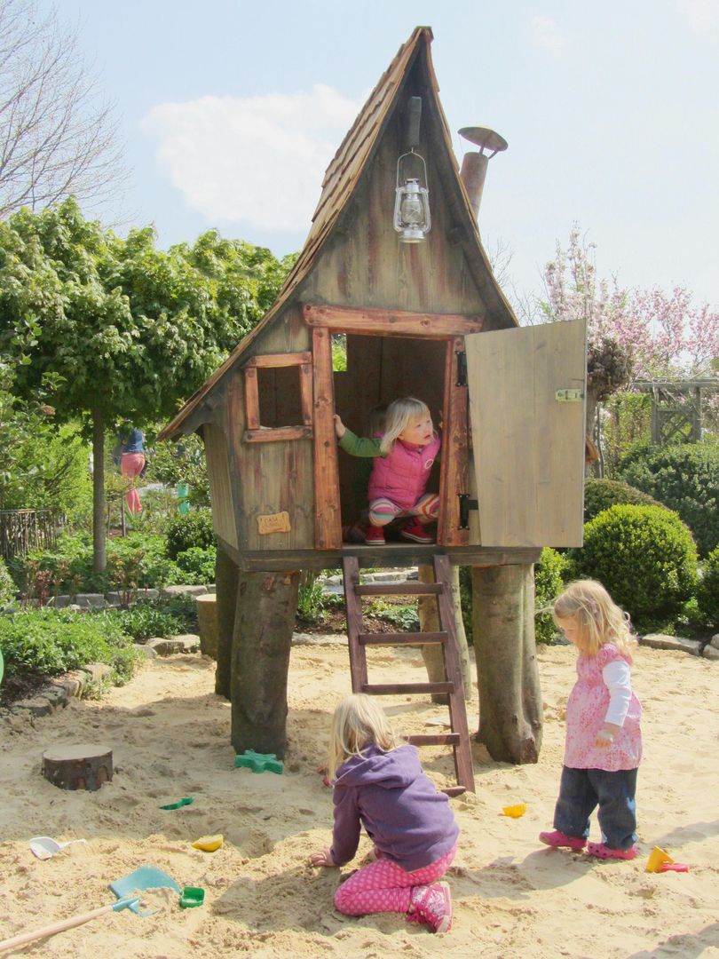 Märchenhaftes Spielhaus für die Kinder , Steffen GmbH Steffen GmbH Rustic style garden Accessories & decoration