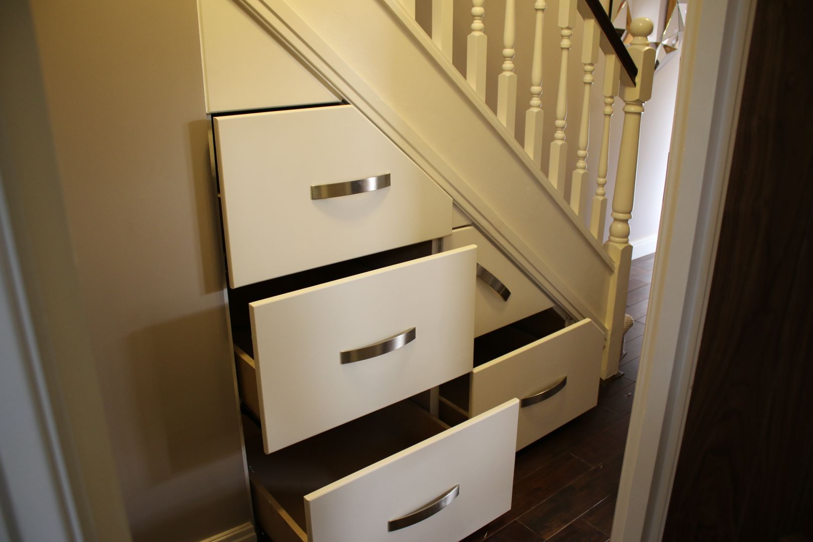 130 Cheviot Gardens, Roberts 21st Century Design Roberts 21st Century Design Corridor, hallway & stairs Storage